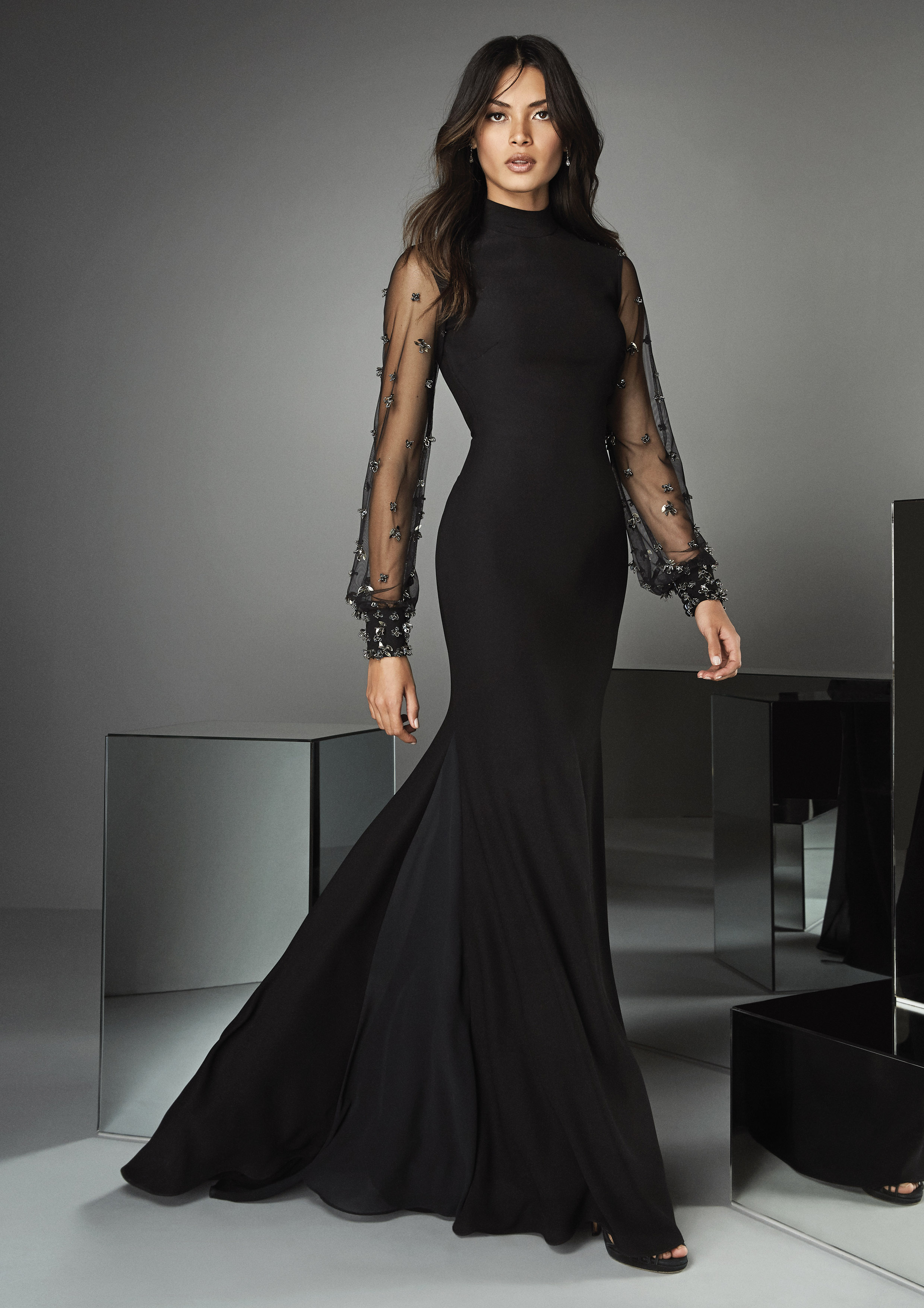 Красивое черное вечернее платье