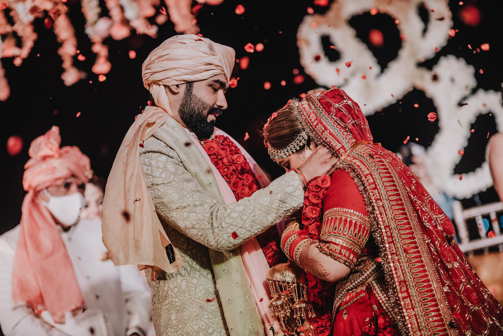 مهندس هندي يحتفل بزفافه بطريقة غير مألوفة