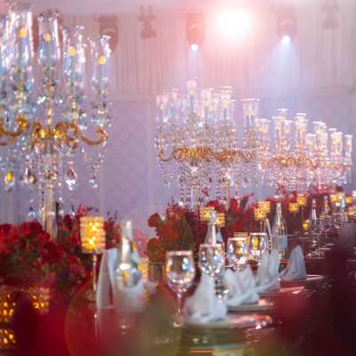 حفل زفاف هندي رومانسي باللونين الأحمر والأبيض في دبي