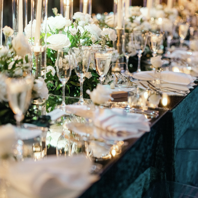 حفل زفاف أبيض في أجواء دبي الفاخرة