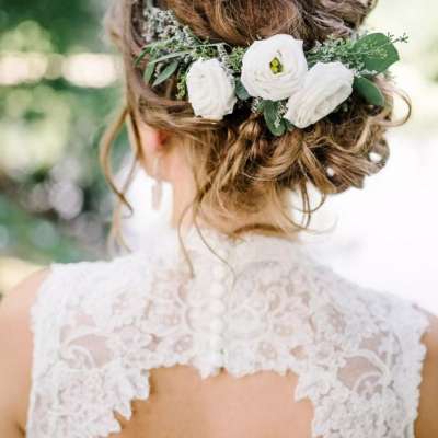 Best Wedding Floral Pieces for Your Hairstyle