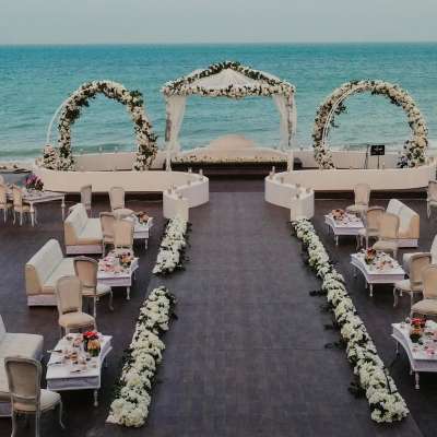 حفل زفاف ساحر بإطلالة بحرية في قطر