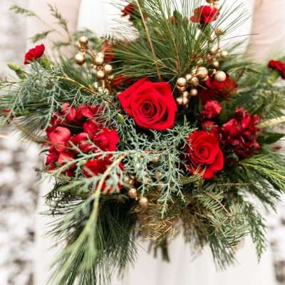 Wonderful Christmas-Inspired Wedding Bouquets