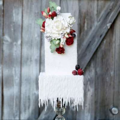 Lovely Christmas-Inspired Wedding Cakes