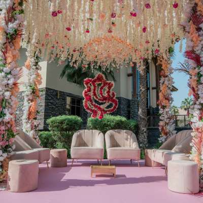 حفل زفاف هندي بثيم الأزهار الناعمة في دبي 