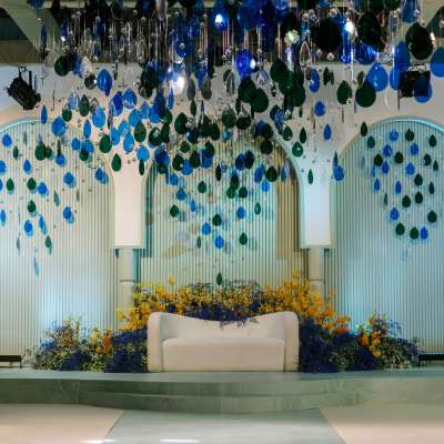 حفل خطوبة مزين بالكريستال الأزرق في دبي 