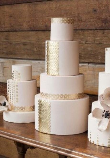 12 كيكة زفاف بيضاء بلمسات معدنية لحفل زفافك الشتوي