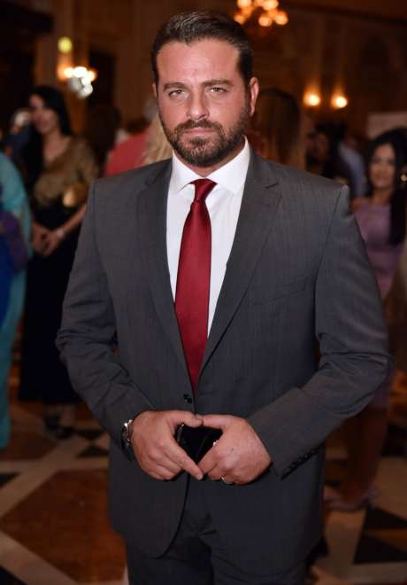صور الممثل اللبناني يوسف الخال بالبدلة الرسمية 
