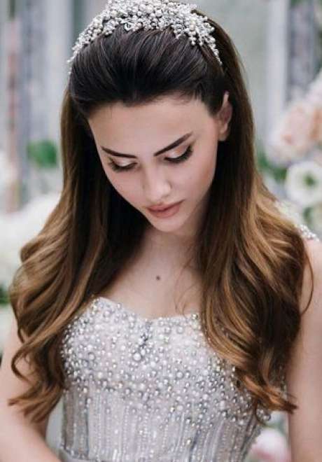 Ideas on Hair Down Bridal Hairstyles | Arabia Weddings Ideas on Hair Down Bridal Hairstyles | Arabia Weddings
