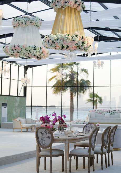 حفل زفاف رائع في القاعة الزجاجية في قطر