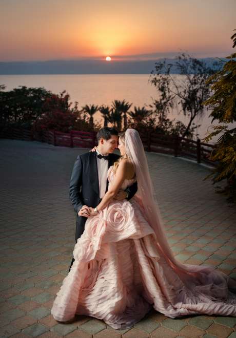 حفل زفاف وردي على شاطئ البحر في البحر الميت 