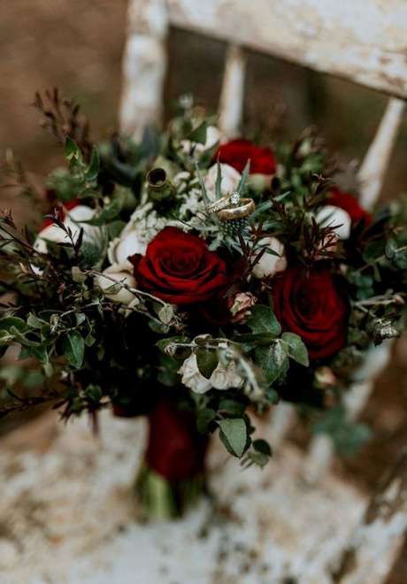 Wonderful Christmas-Inspired Wedding Bouquets
