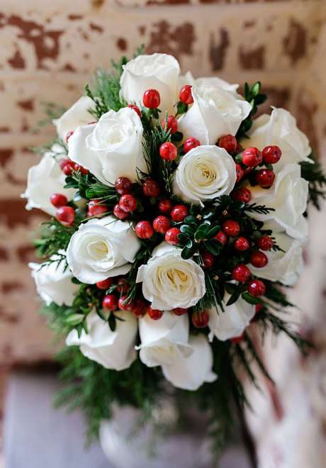 Wonderful Christmas-Inspired Wedding Bouquets