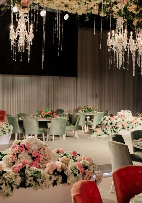 حفل زفاف ملكي مزين بالزهور في قطر