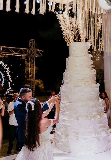 Maysoon Bastoni and Mustafa Ozbaran's 2 meter tall wedding cake