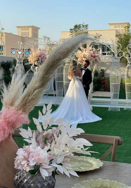 حفل زفاف ساحر على طراز الحدائق الوردية في الإمارات العربية المتحدة