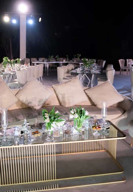 حفل زفاف باللون الأبيض مزين بأزهار التوليب في قطر 