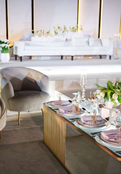 حفل زفاف باللون الأبيض مزين بأزهار التوليب في قطر 