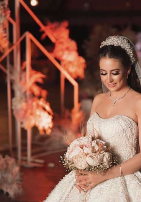 حفل زفاف باللونين الذهبي والوردي في سوريا