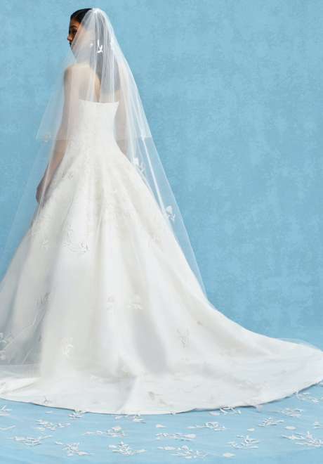 مجموعة فساتين زفاف كارولينا هيريرا لربيع 2022