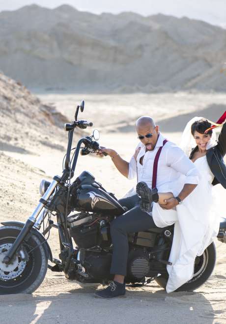 جلسة تصوير رومانسية بثيم الدراجات النارية في صحراء قطر