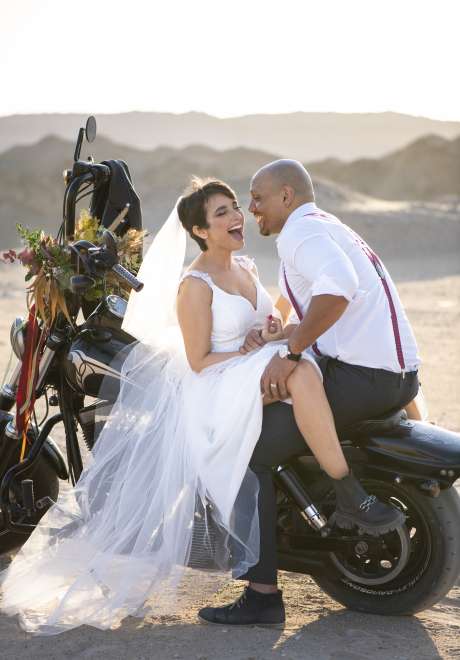 جلسة تصوير رومانسية بثيم الدراجات النارية في صحراء قطر