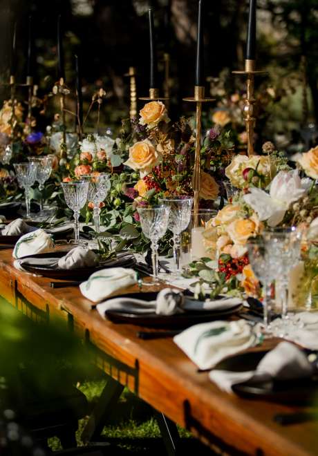 حفل زفاف مزين بالأزهار البرية في لبنان