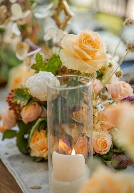 حفل زفاف مزين بالأزهار البرية في لبنان