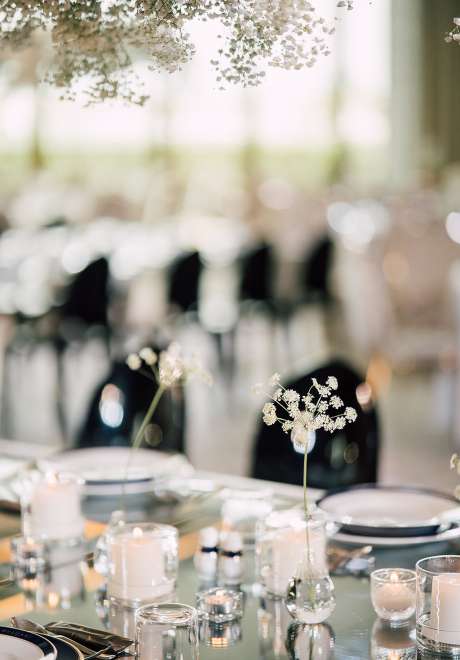 حفل زفاف متعدد الثقافات مزين باللونين الأسود والأبيض في دبي