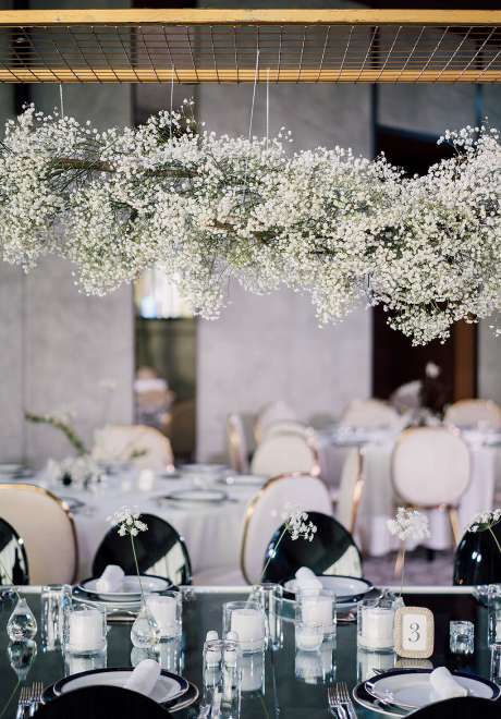 حفل زفاف متعدد الثقافات مزين باللونين الأسود والأبيض في دبي