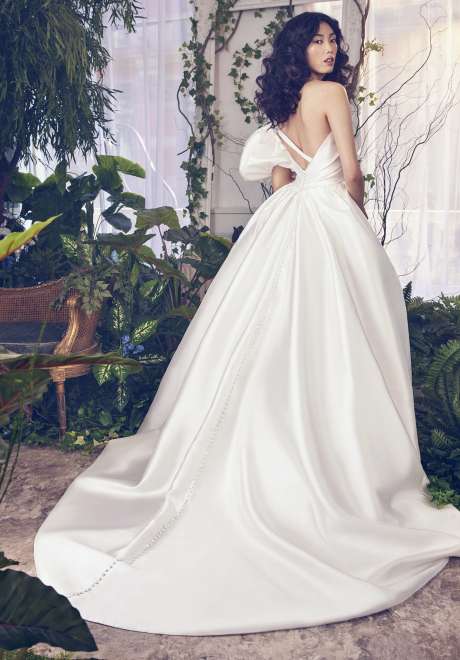 مجموعة فساتين زفاف إينيس دي سانتو لخريف وشتاء 2023
