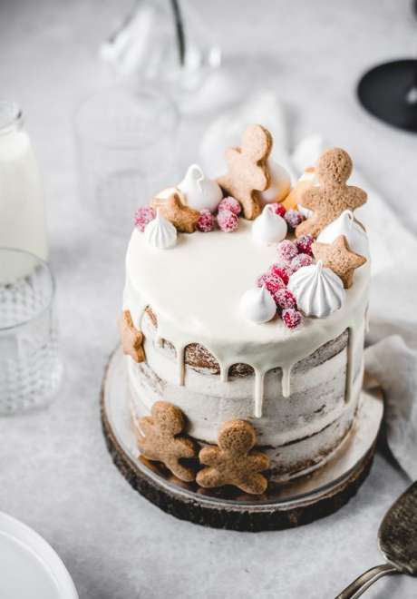 Lovely Christmas-Inspired Wedding Cakes