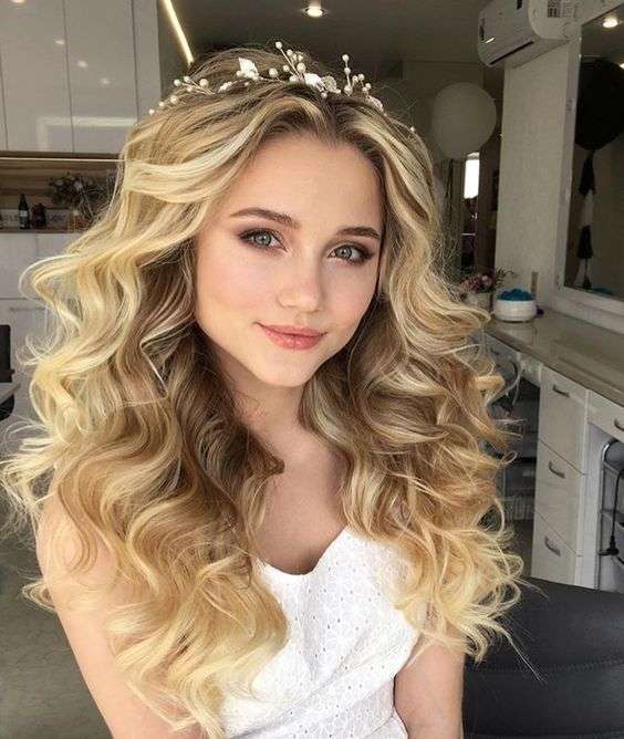 Curly Bridal Hairstyles | Arabia Weddings Curly Bridal Hairstyles | Arabia Weddings