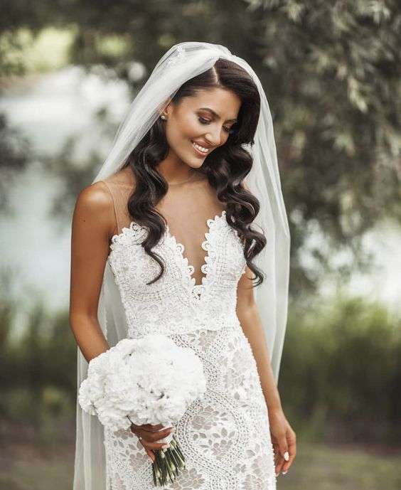 Ideas on Hair Down Bridal Hairstyles | Arabia Weddings Ideas on Hair Down Bridal Hairstyles | Arabia Weddings