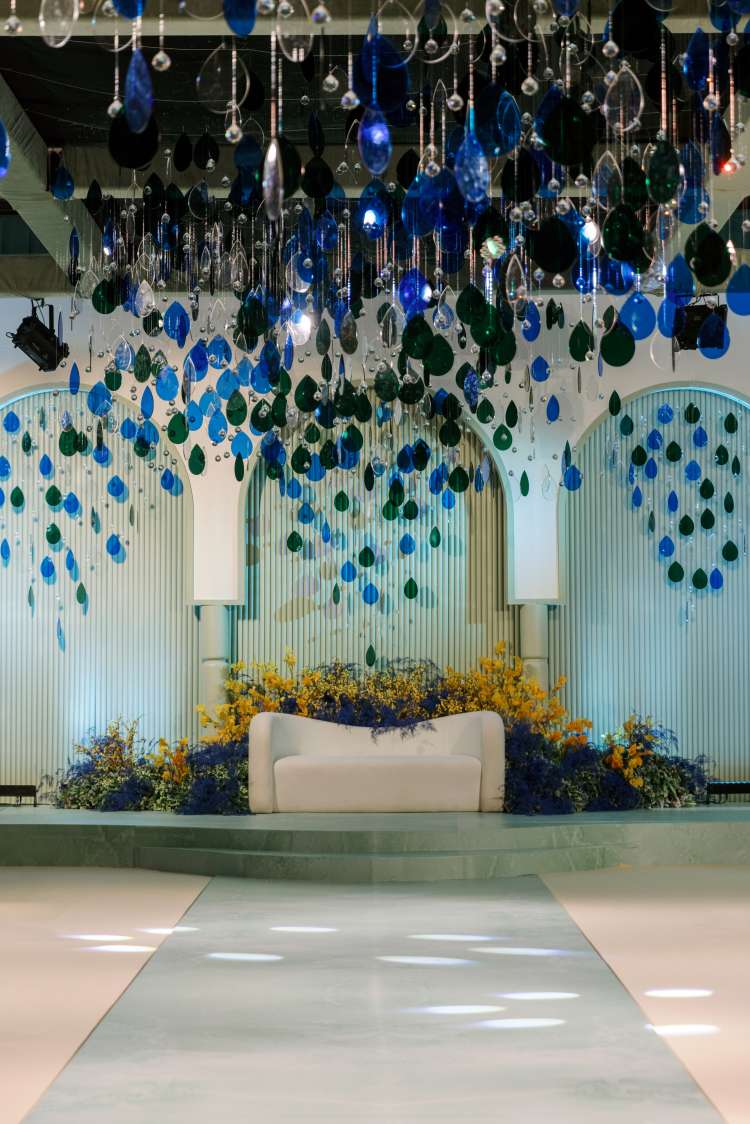 حفل خطوبة مزين بالكريستال الأزرق في دبي 