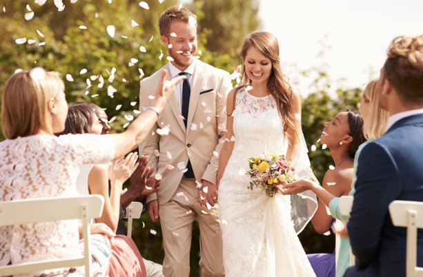 نصائح عند اختيار فساتين تناسب حفلات الزفاف الصيفية