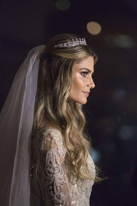 Beautiful Ways to Wear Your Hair Down on Your Wedding Day