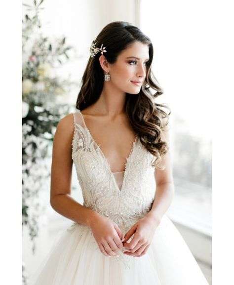 Beautiful Ways to Wear Your Hair Down on Your Wedding Day