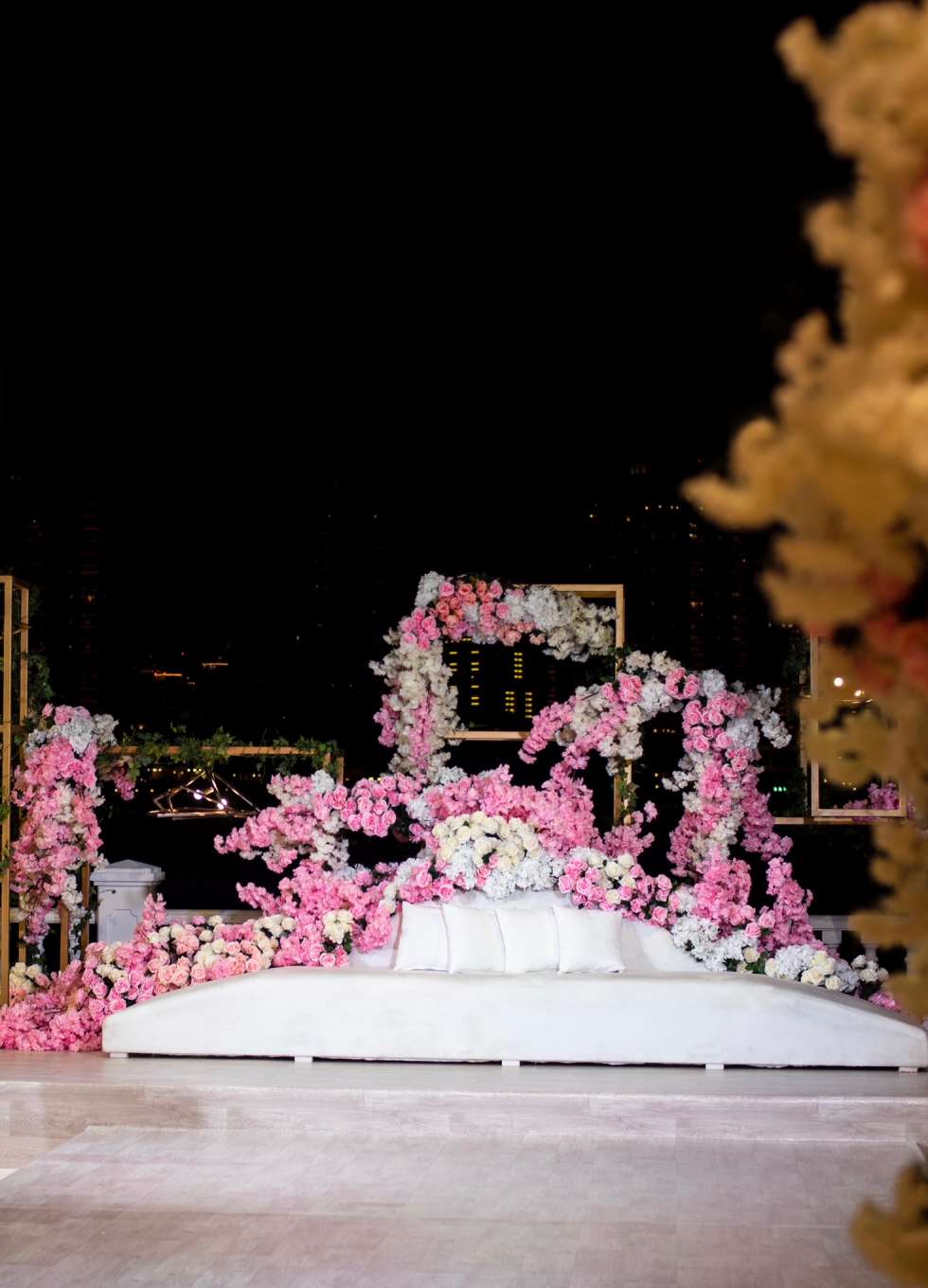حفل زفاف باللون الوردي في قطر