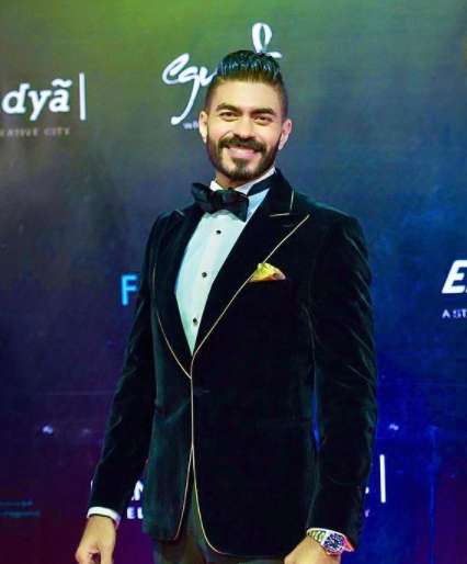 استلهم إطلالتك كعريس من خالد سليم