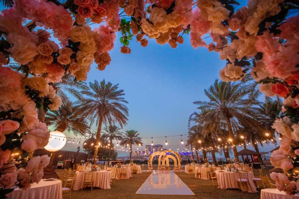 حفل خطوبة جميل في الهواء الطلق في دبي