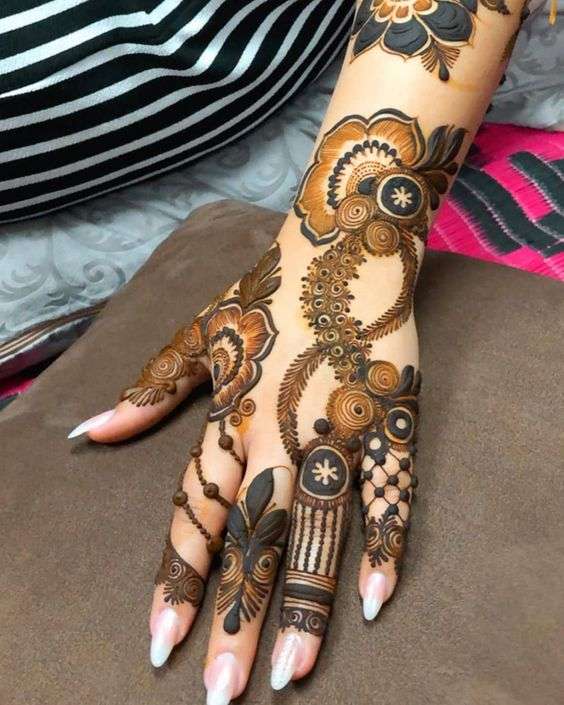 Emirati Henna Designs and Ideas We Love