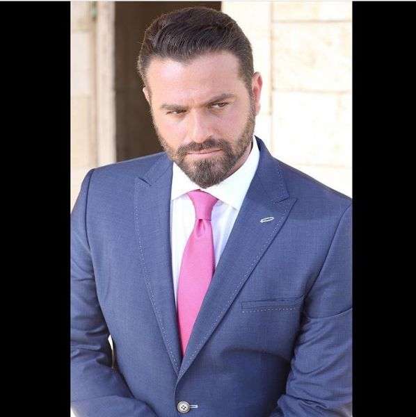 صور الممثل اللبناني يوسف الخال بالبدلة الرسمية 