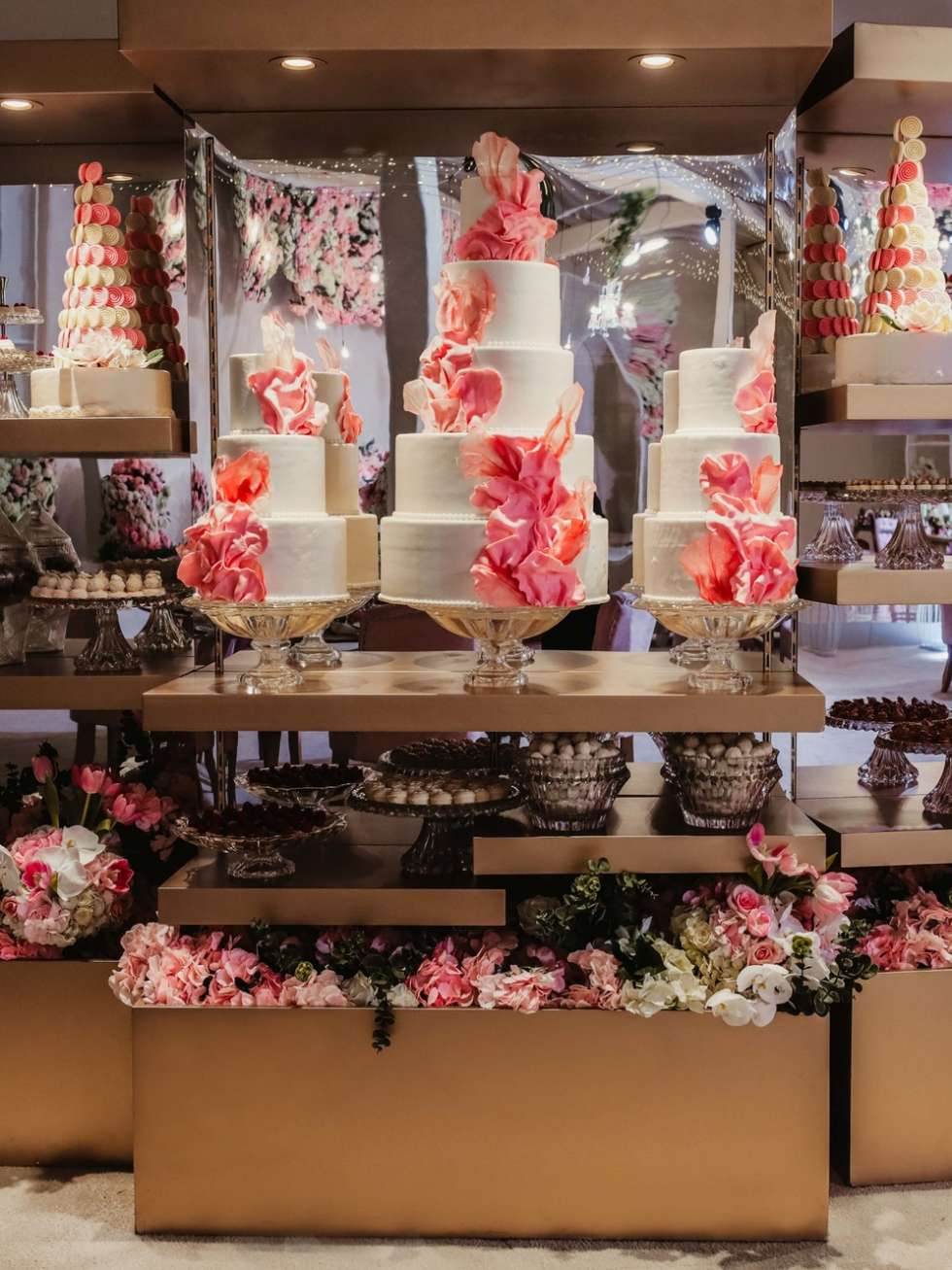 حفل زفاف مزين بالأزهار الوردية في الدوحة 