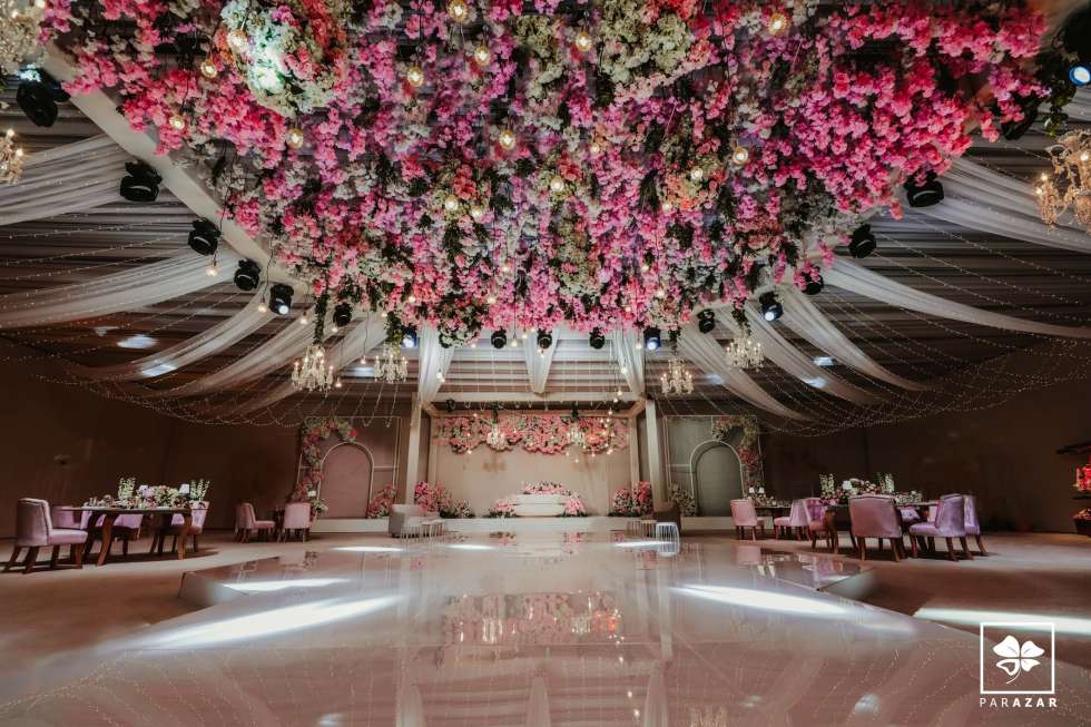 حفل زفاف مزين بالأزهار الوردية في الدوحة 