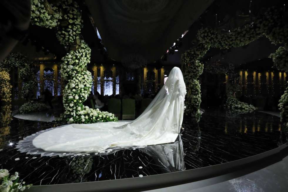 حفل زفاف فاخر من وحي الحديقة الساحرة في الدوحة 
