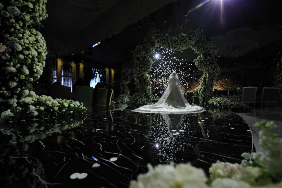 حفل زفاف فاخر من وحي الحديقة الساحرة في الدوحة 