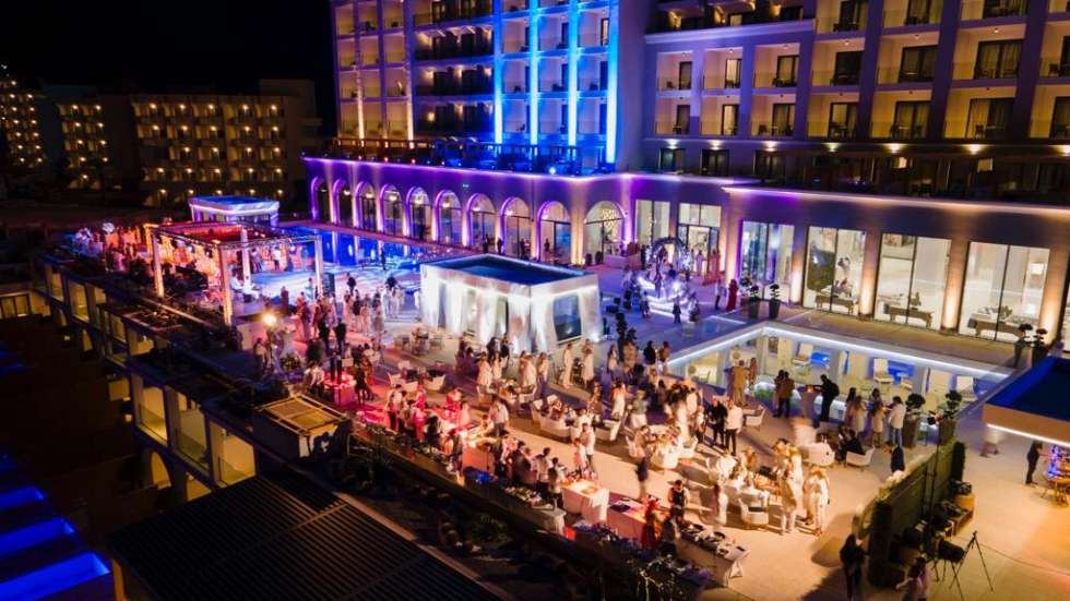 جزيرة رودس تستضيف بنجاح أكبر منصة في العالم لحفلات الزفاف في عام 2021 