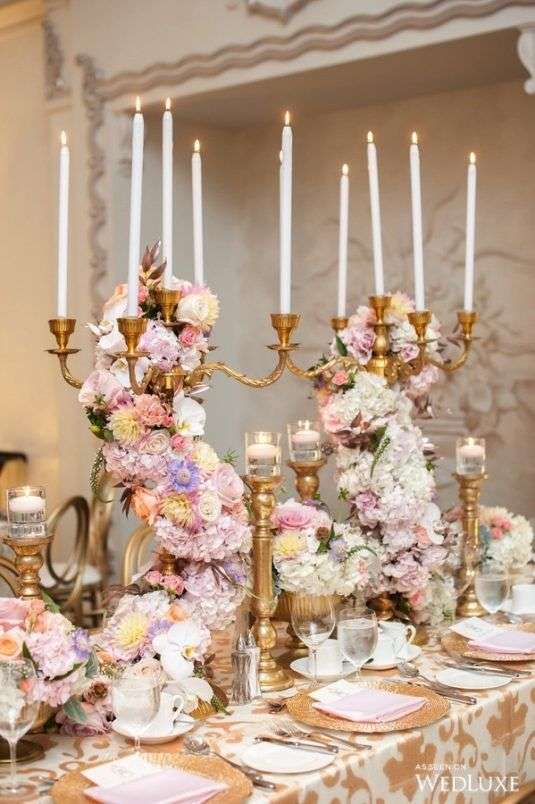 Déco mariage baroque, tableau bord doré et fleurs  Glamorous wedding  decorations, Wedding decorations, Wedding