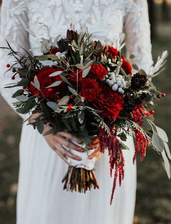 Wonderful Christmas-Inspired Wedding Bouquets